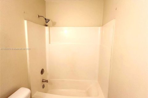 House in Miami Lakes, Florida 3 bedrooms, 135.64 sq.m. № 1878679 - photo 23