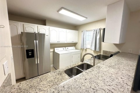 House in Miami Lakes, Florida 3 bedrooms, 135.64 sq.m. № 1878679 - photo 5
