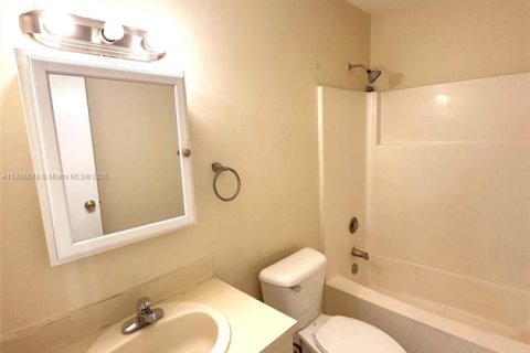 House in Miami Lakes, Florida 3 bedrooms, 135.64 sq.m. № 1878679 - photo 22