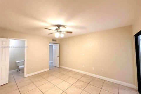 House in Miami Lakes, Florida 3 bedrooms, 135.64 sq.m. № 1878679 - photo 12