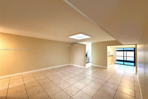House in Miami Lakes, Florida 3 bedrooms, 135.64 sq.m. № 1878679 - photo 8