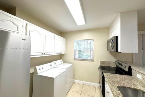 House in Miami Lakes, Florida 3 bedrooms, 135.64 sq.m. № 1878679 - photo 4
