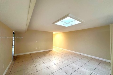 House in Miami Lakes, Florida 3 bedrooms, 135.64 sq.m. № 1878679 - photo 9