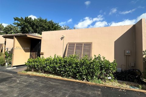 House in Miami Lakes, Florida 3 bedrooms, 135.64 sq.m. № 1878679 - photo 1