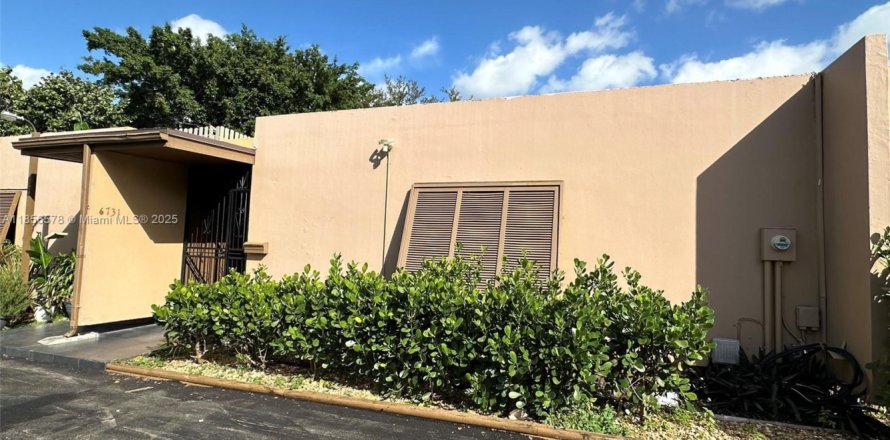 House in Miami Lakes, Florida 3 bedrooms, 135.64 sq.m. № 1878679