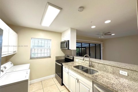 House in Miami Lakes, Florida 3 bedrooms, 135.64 sq.m. № 1878679 - photo 2