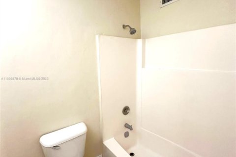 House in Miami Lakes, Florida 3 bedrooms, 135.64 sq.m. № 1878679 - photo 15