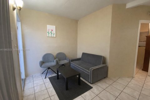 Снять в аренду виллу или дом в Хомстед, Флорида 2 спальни, 222.69м2, № 2045517 - фото 2