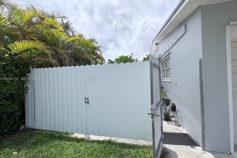 Casa en venta en Cutler Bay, Florida, 3 dormitorios, 115.29 m2 № 2269876 - foto 12