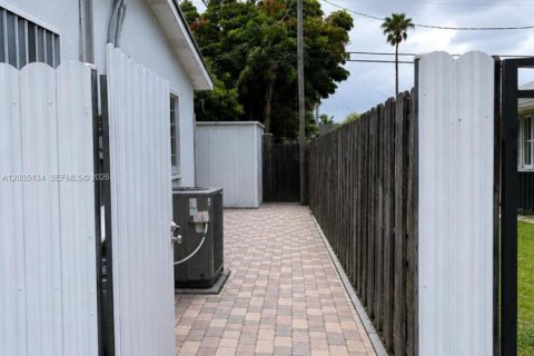 Casa en venta en Cutler Bay, Florida, 3 dormitorios, 115.29 m2 № 2269876 - foto 11