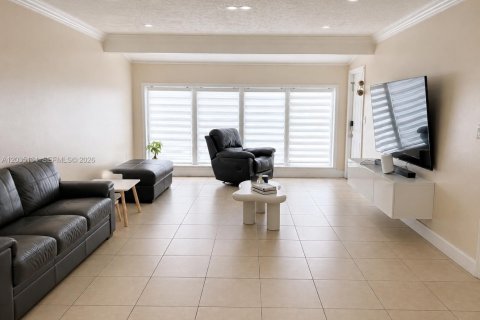 Casa en venta en Cutler Bay, Florida, 3 dormitorios, 115.29 m2 № 2269876 - foto 2