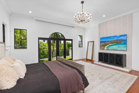House in Coral Gables, Florida 4 bedrooms, 338.07 sq.m. № 2019688 - photo 28