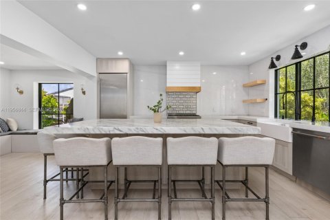 House in Coral Gables, Florida 4 bedrooms, 338.07 sq.m. № 2019688 - photo 11