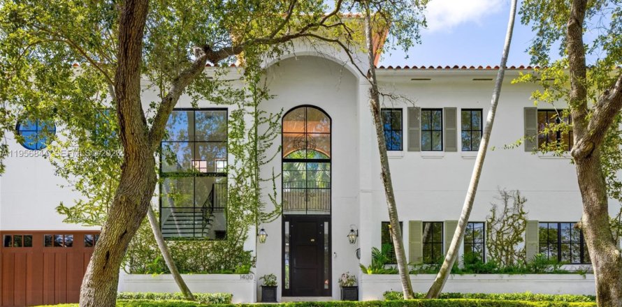 House in Coral Gables, Florida 4 bedrooms, 338.07 sq.m. № 2019688