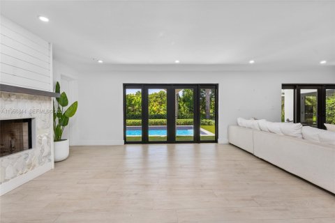 House in Coral Gables, Florida 4 bedrooms, 338.07 sq.m. № 2019688 - photo 24