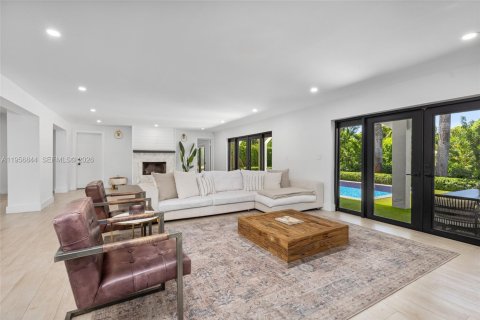 House in Coral Gables, Florida 4 bedrooms, 338.07 sq.m. № 2019688 - photo 21