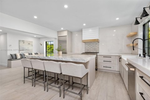 House in Coral Gables, Florida 4 bedrooms, 338.07 sq.m. № 2019688 - photo 10