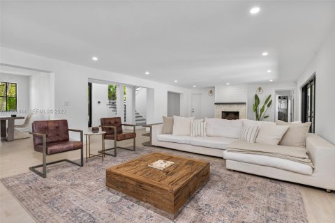 House in Coral Gables, Florida 4 bedrooms, 338.07 sq.m. № 2019688 - photo 22