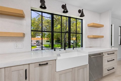 House in Coral Gables, Florida 4 bedrooms, 338.07 sq.m. № 2019688 - photo 15