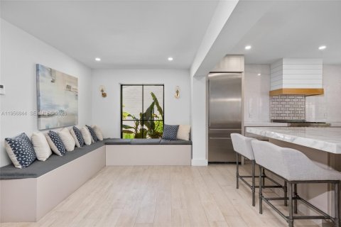 House in Coral Gables, Florida 4 bedrooms, 338.07 sq.m. № 2019688 - photo 16