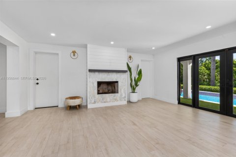 House in Coral Gables, Florida 4 bedrooms, 338.07 sq.m. № 2019688 - photo 23