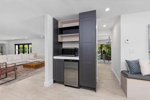 House in Coral Gables, Florida 4 bedrooms, 338.07 sq.m. № 2019688 - photo 18