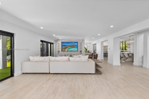 House in Coral Gables, Florida 4 bedrooms, 338.07 sq.m. № 2019688 - photo 25