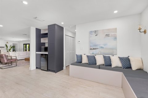 House in Coral Gables, Florida 4 bedrooms, 338.07 sq.m. № 2019688 - photo 17