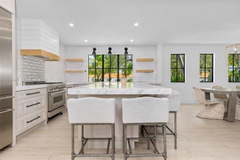 House in Coral Gables, Florida 4 bedrooms, 338.07 sq.m. № 2019688 - photo 13