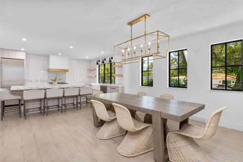 House in Coral Gables, Florida 4 bedrooms, 338.07 sq.m. № 2019688 - photo 9