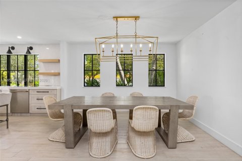 House in Coral Gables, Florida 4 bedrooms, 338.07 sq.m. № 2019688 - photo 19