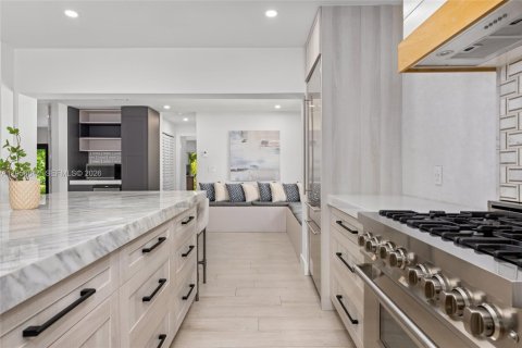 House in Coral Gables, Florida 4 bedrooms, 338.07 sq.m. № 2019688 - photo 14