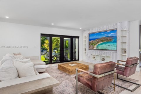 House in Coral Gables, Florida 4 bedrooms, 338.07 sq.m. № 2019688 - photo 20