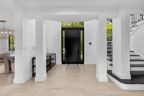 House in Coral Gables, Florida 4 bedrooms, 338.07 sq.m. № 2019688 - photo 8