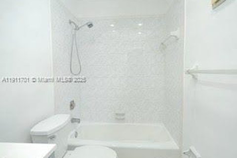 Villa ou maison à louer à Miami Gardens, Floride: 3 chambres, 101.82 m2 № 1969435 - photo 10