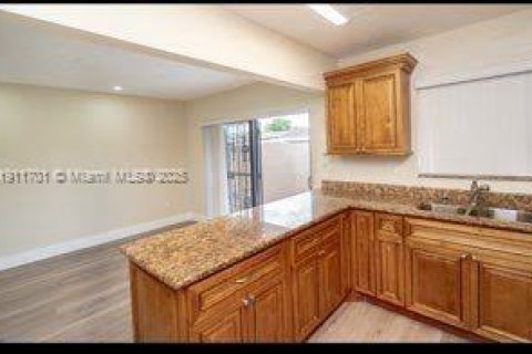 Villa ou maison à louer à Miami Gardens, Floride: 3 chambres, 101.82 m2 № 1969435 - photo 2