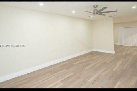 Villa ou maison à louer à Miami Gardens, Floride: 3 chambres, 101.82 m2 № 1969435 - photo 6