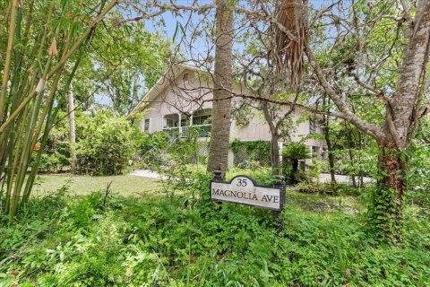 House in Yankeetown, Florida 3 bedrooms, 225.1 sq.m. № 1774854 - photo 1