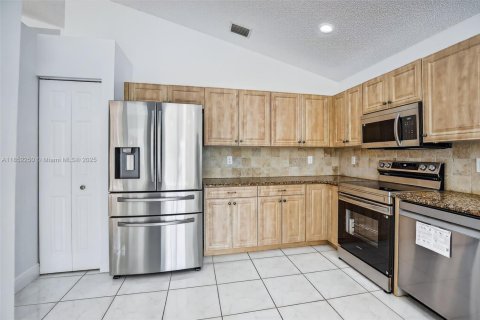 House in Weston, Florida 4 bedrooms, 215.72 sq.m. № 1881988 - photo 8