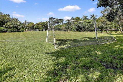 House in Weston, Florida 4 bedrooms, 215.72 sq.m. № 1881988 - photo 24