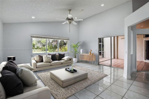House in Weston, Florida 4 bedrooms, 215.72 sq.m. № 1881988 - photo 6