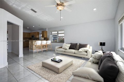 House in Weston, Florida 4 bedrooms, 215.72 sq.m. № 1881988 - photo 7