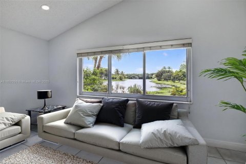 House in Weston, Florida 4 bedrooms, 215.72 sq.m. № 1881988 - photo 2
