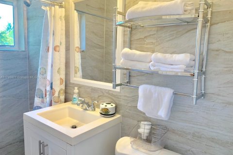 Propiedad comercial en venta en Miami, Florida, 154.59 m2 № 1985525 - foto 7