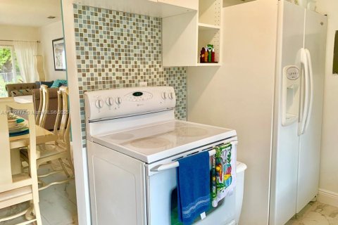 Propiedad comercial en venta en Miami, Florida, 154.59 m2 № 1985525 - foto 10