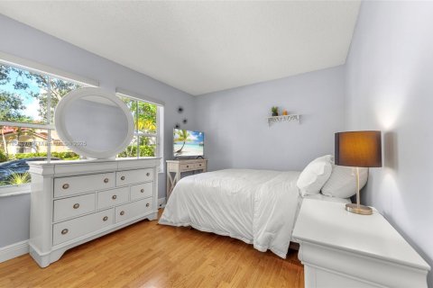 House in Weston, Florida 4 bedrooms, 184.78 sq.m. № 1882046 - photo 15