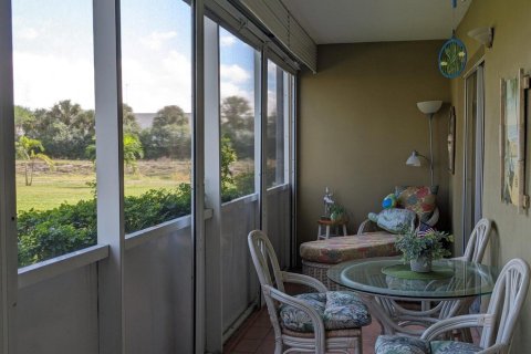Снять в аренду кондоминиум в Лейк-Уорт, Флорида 2 спальни, 83.05м2, № 1226735 - фото 1