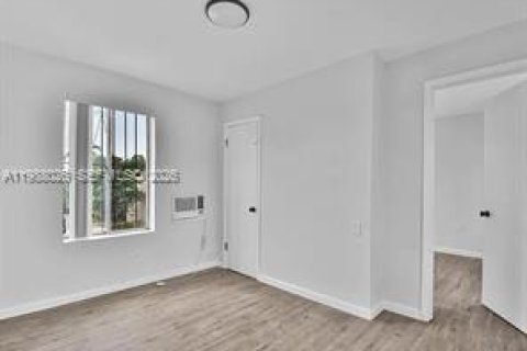 Снять в аренду квартиру в Майами, Флорида 1 спальня, 346.62м2, № 2051208 - фото 4