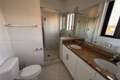 Снять в аренду таунхаус в Хомстед, Флорида 3 спальни, 156.08м2, № 2048494 - фото 2