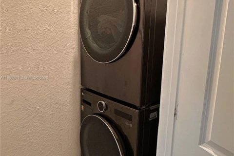 Снять в аренду таунхаус в Хомстед, Флорида 3 спальни, 156.08м2, № 2048494 - фото 6